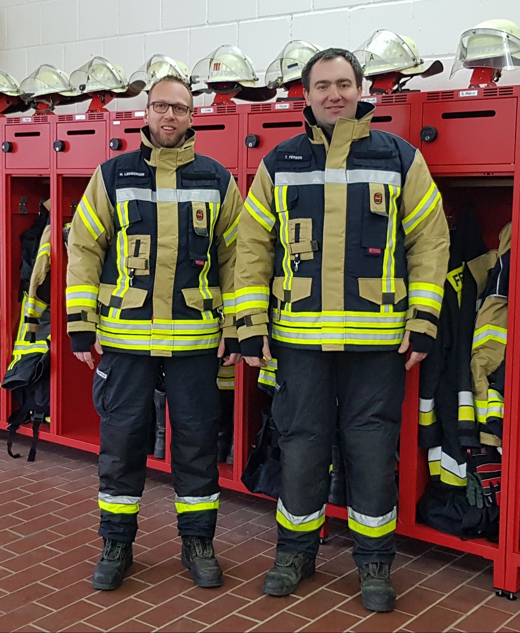 Zwei Feuerwehrkameraden vor den neuen Spinden