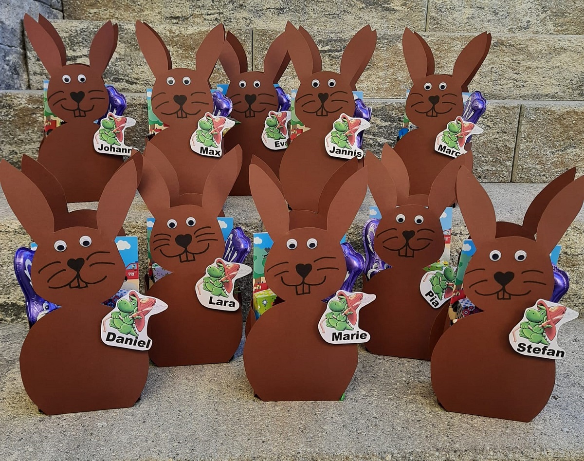 Bild mit selbst gebastelten Osterhasen für die Kinderfeuerwehr