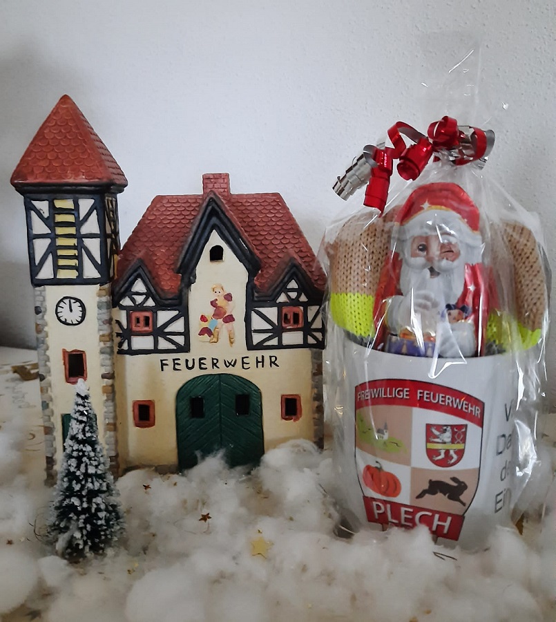 Weihnachtliche Dekoration mit einer Kaffeetasse der Feuerwehr