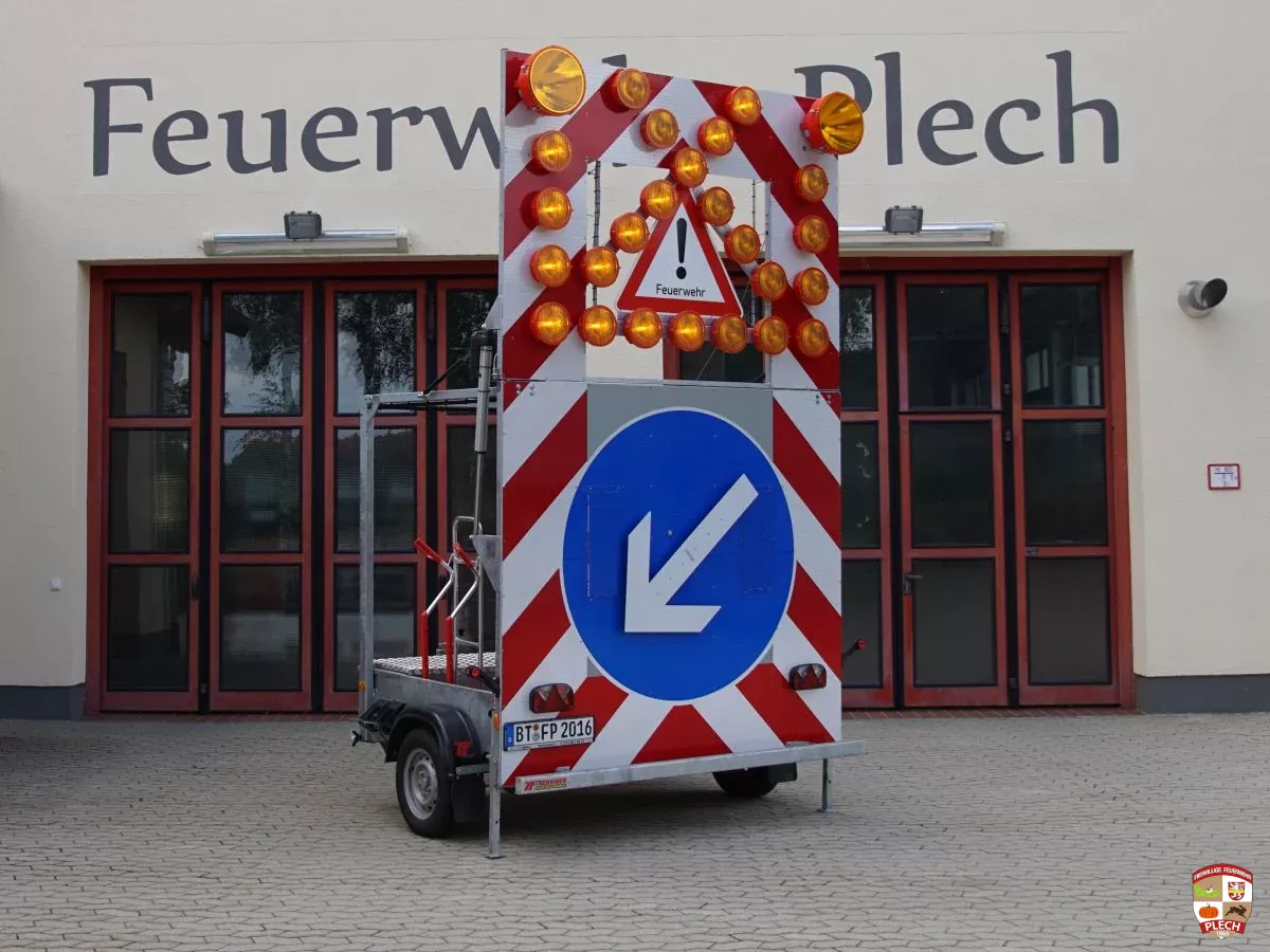 Der Verkehrssicherungsanhänger ausgeklappt