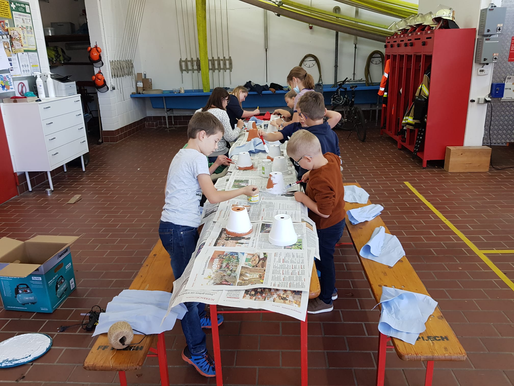 Kinder beim basteln