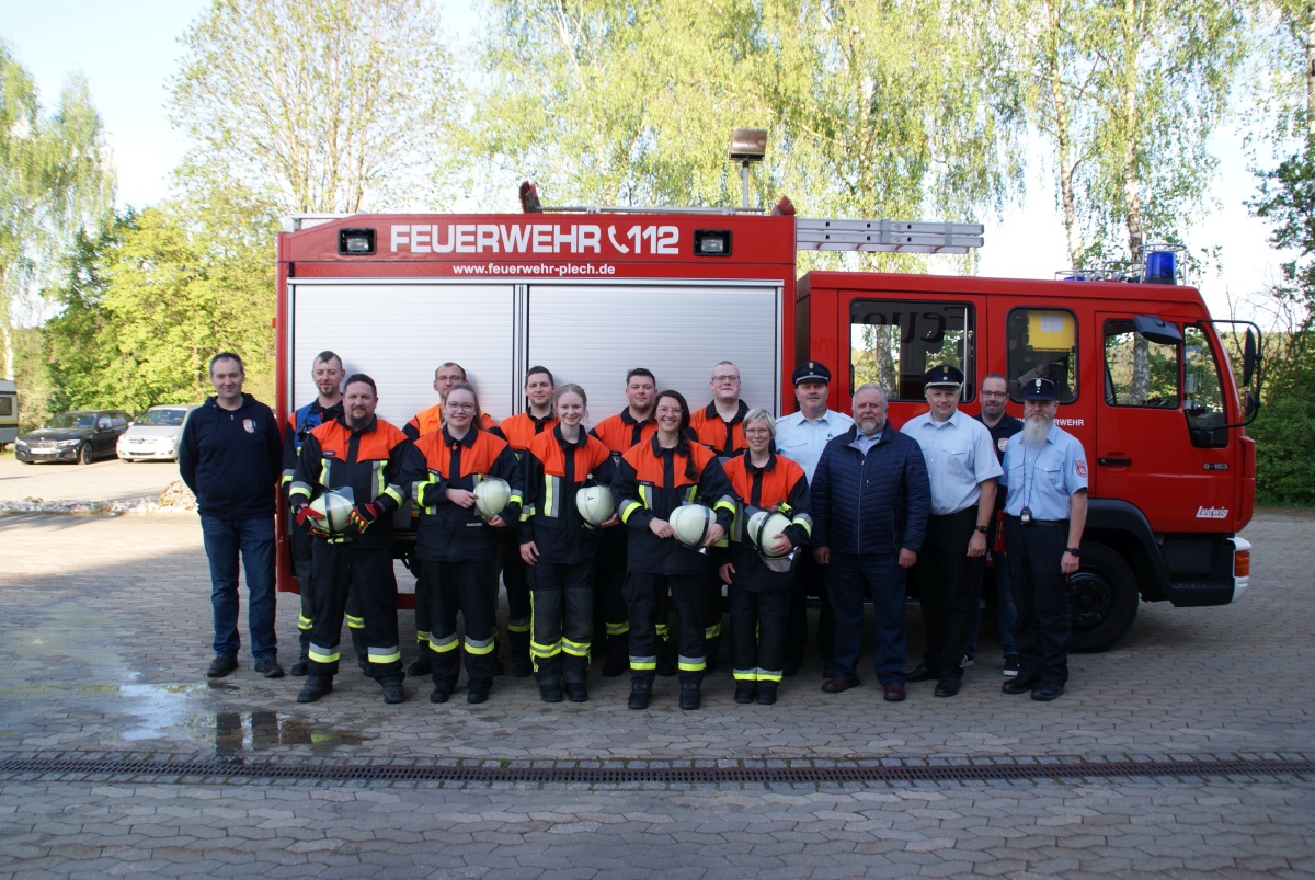 Gruppenfoto der Prüflinge zusammen mit den Prüfern und unserem Bürgermeister vor dem Löschfahrzeug LF/8