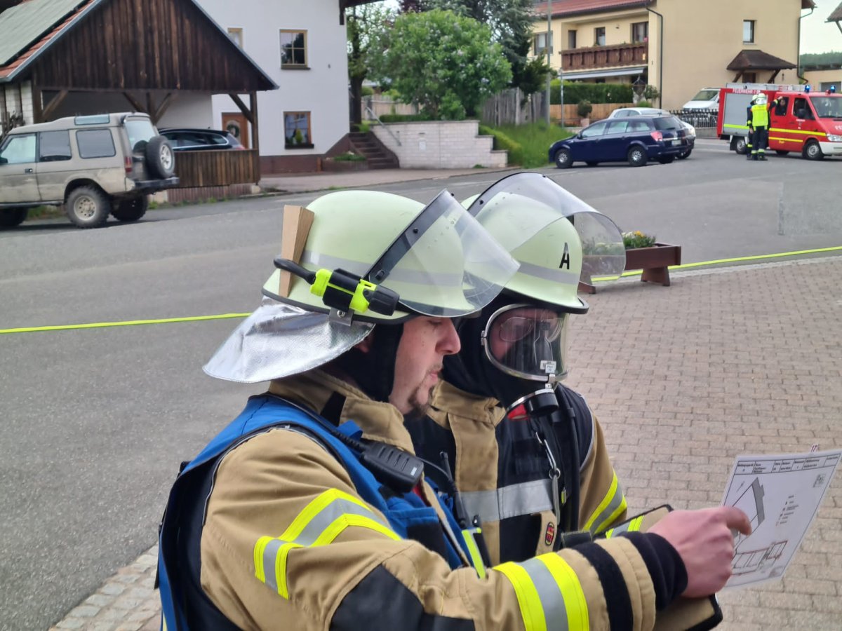 Gruppenführer gibt Anweisung an Atemschutzgeräteträger